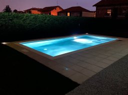 piscina con illuminazione rgb in notturna